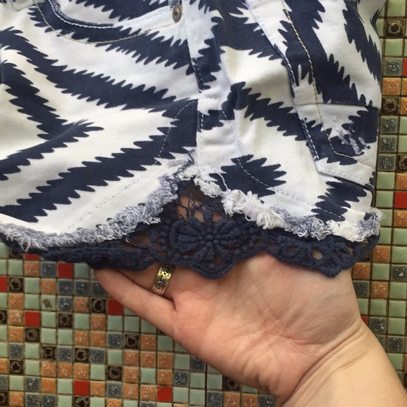 Blue and White patterned shorts - Picture 3 of 4